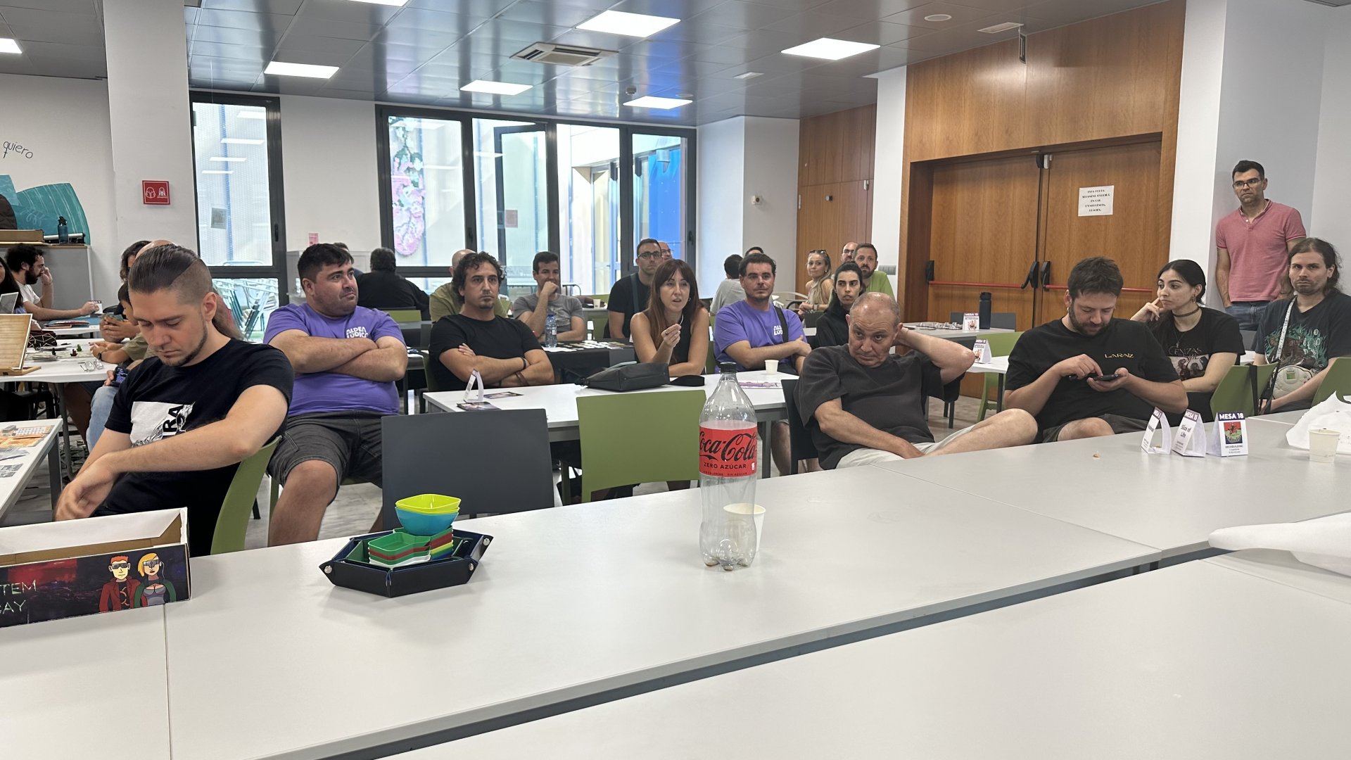 Asistentes atentos a la charla